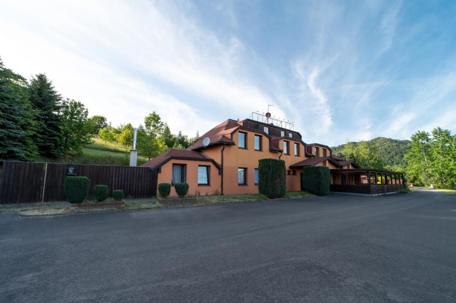 Hotel Formule Perštejn Esterno foto