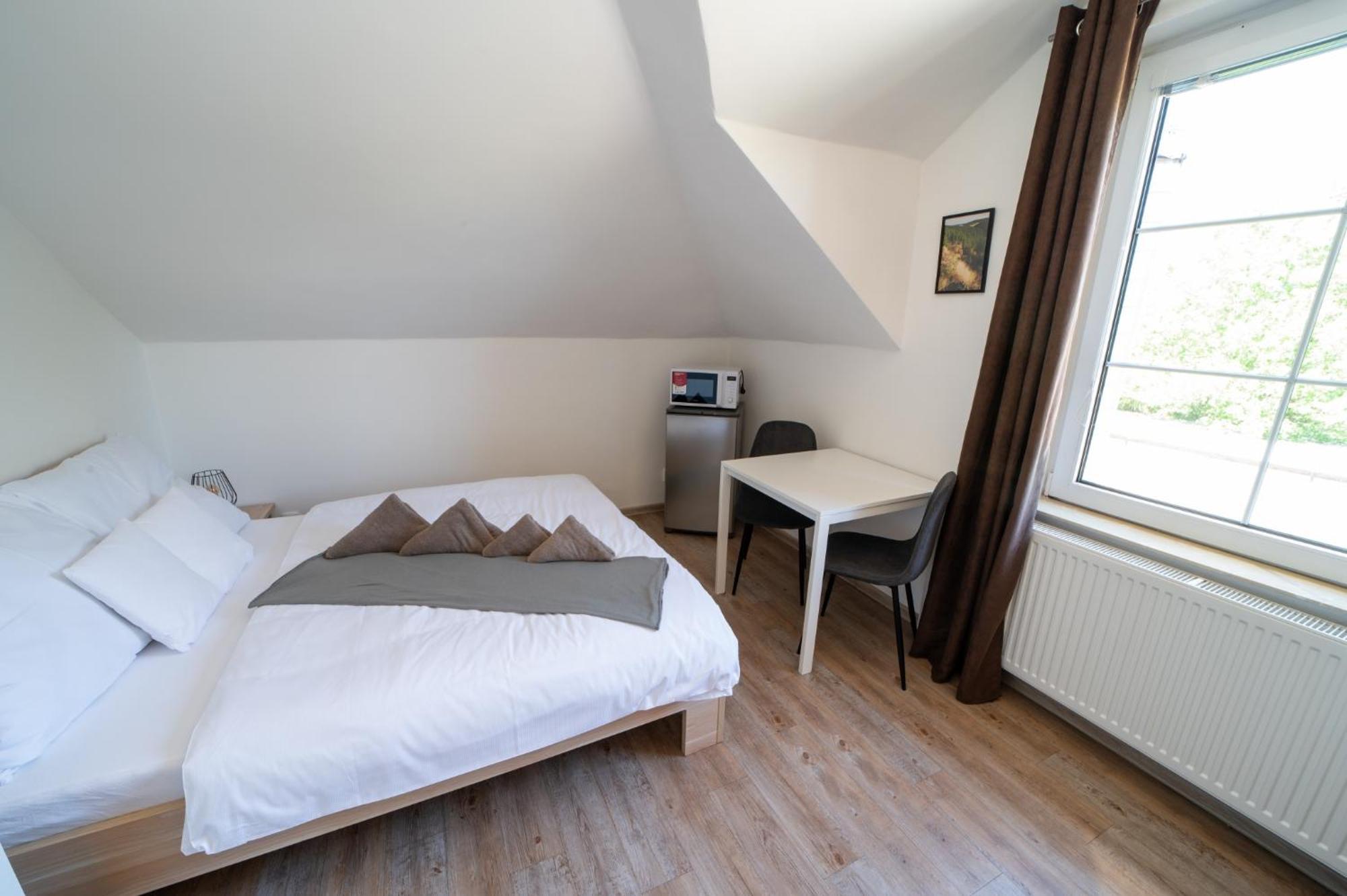 Hotel Formule Perštejn Esterno foto